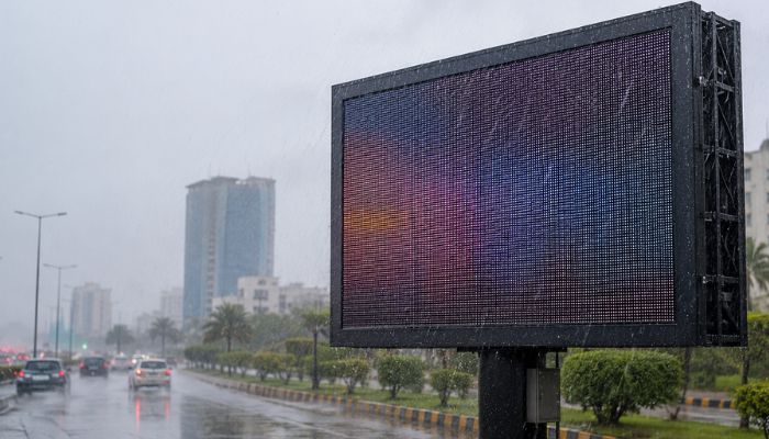 What Affects the Lifespan of Outdoor SMD Screens in Heat, Dust, and Rain?